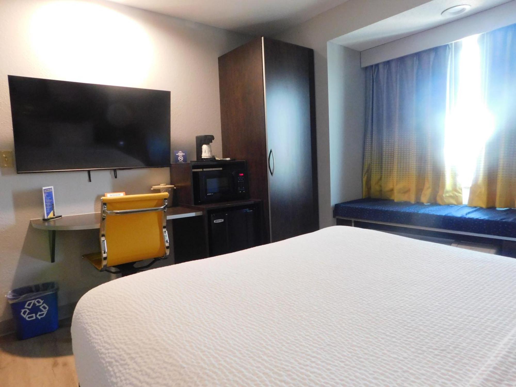 Microtel Inn & Suites By Wyndham Wheeling At The Highlands Triadelphia Экстерьер фото