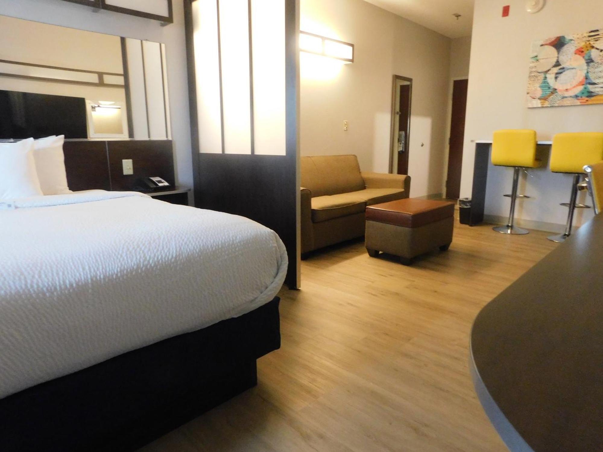 Microtel Inn & Suites By Wyndham Wheeling At The Highlands Triadelphia Экстерьер фото