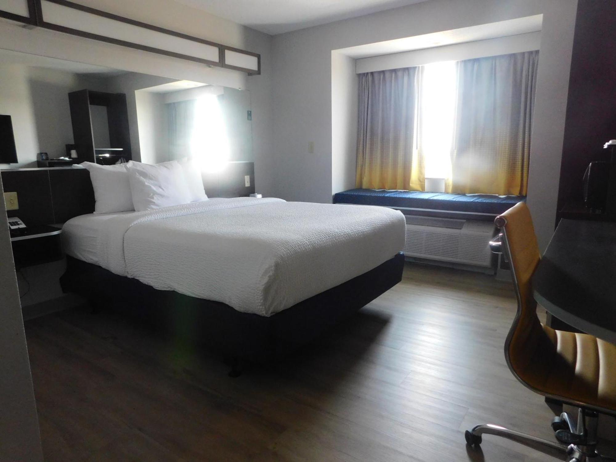 Microtel Inn & Suites By Wyndham Wheeling At The Highlands Triadelphia Экстерьер фото