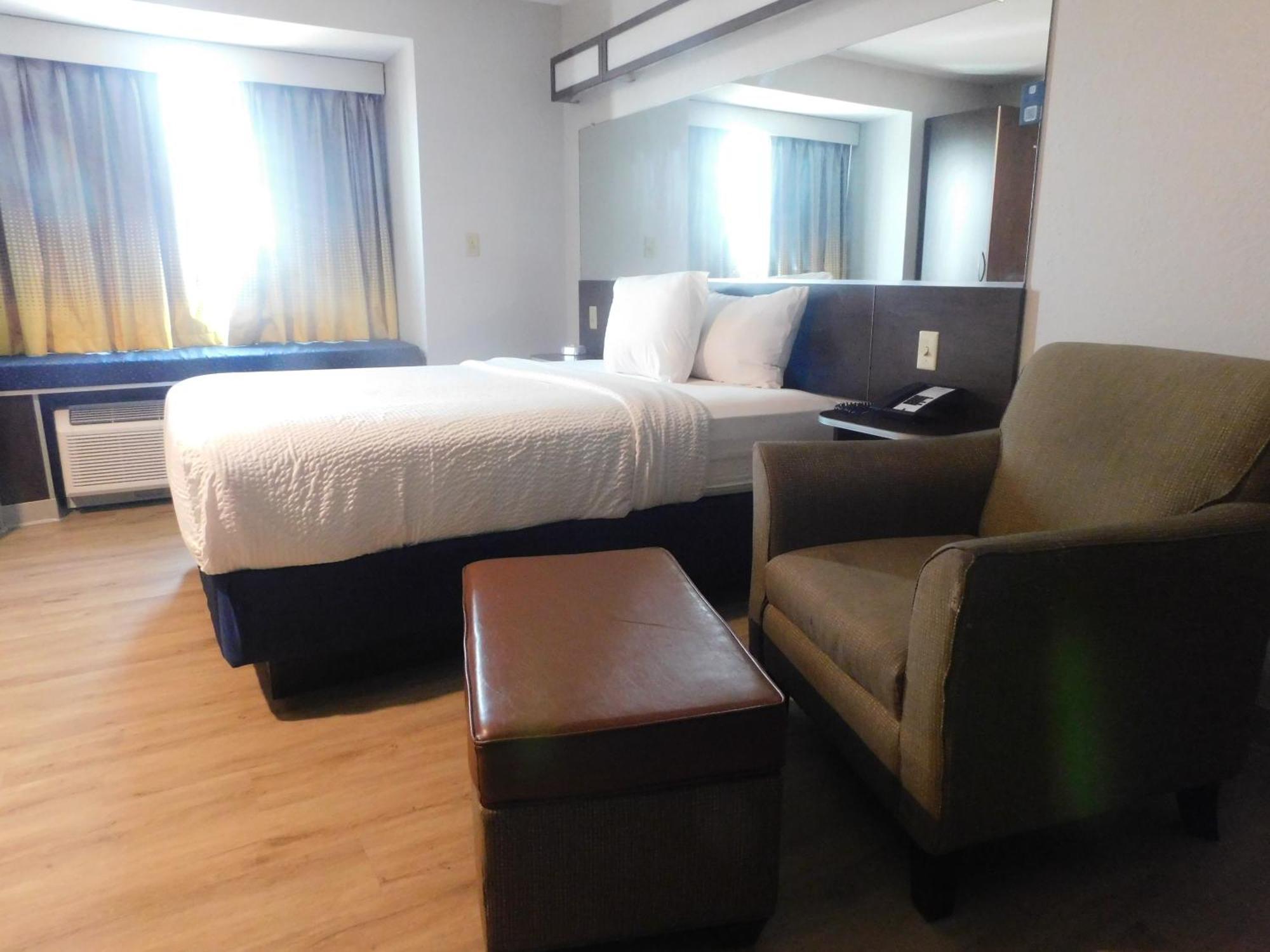 Microtel Inn & Suites By Wyndham Wheeling At The Highlands Triadelphia Экстерьер фото
