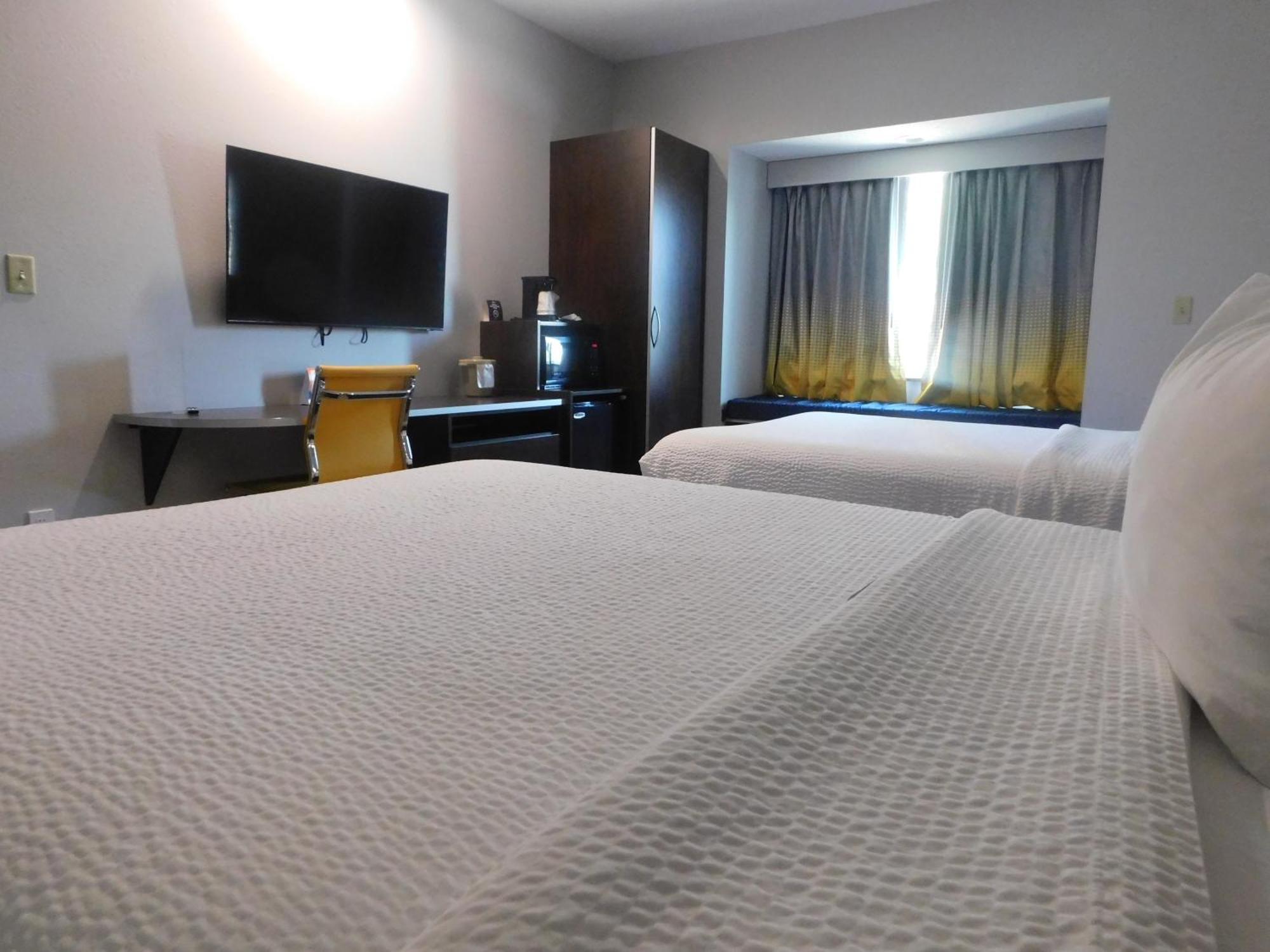 Microtel Inn & Suites By Wyndham Wheeling At The Highlands Triadelphia Экстерьер фото