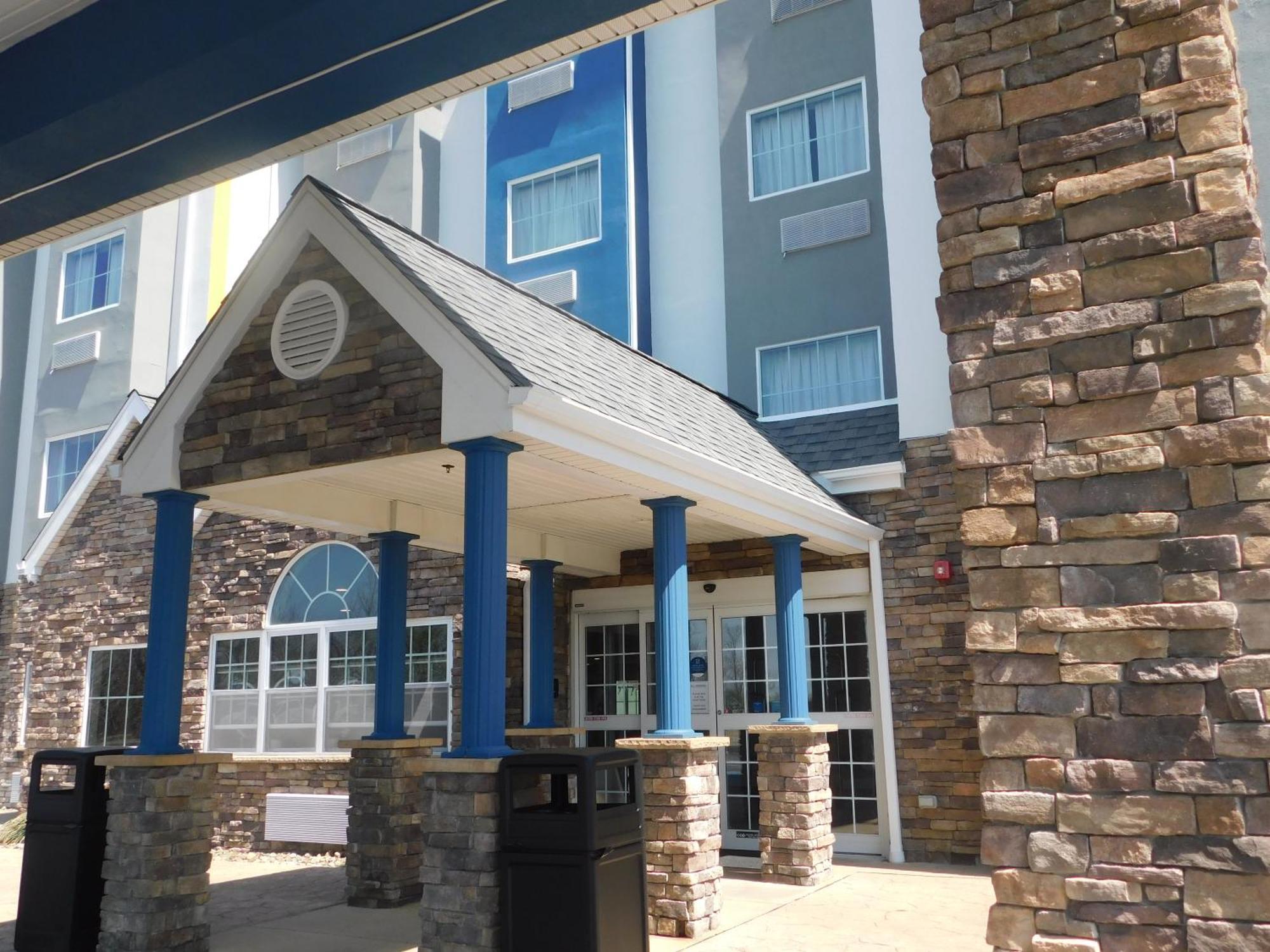 Microtel Inn & Suites By Wyndham Wheeling At The Highlands Triadelphia Экстерьер фото