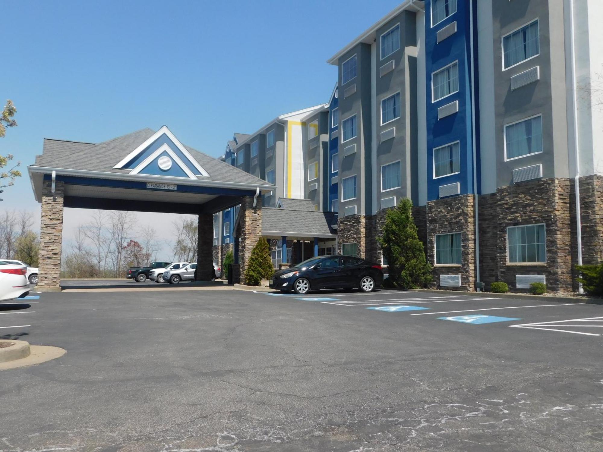 Microtel Inn & Suites By Wyndham Wheeling At The Highlands Triadelphia Экстерьер фото