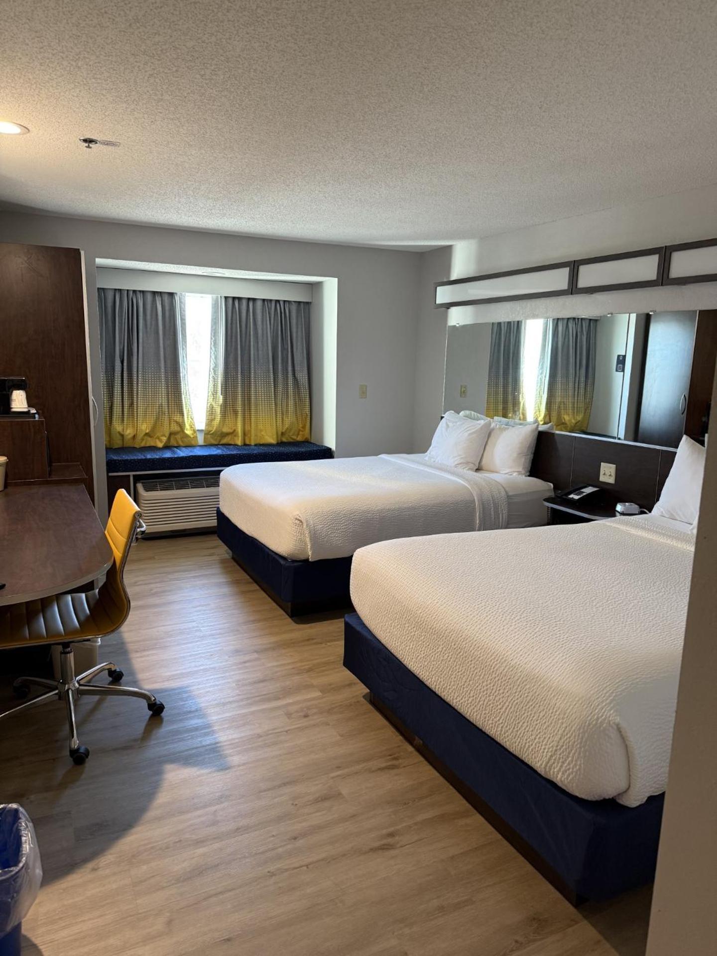 Microtel Inn & Suites By Wyndham Wheeling At The Highlands Triadelphia Экстерьер фото