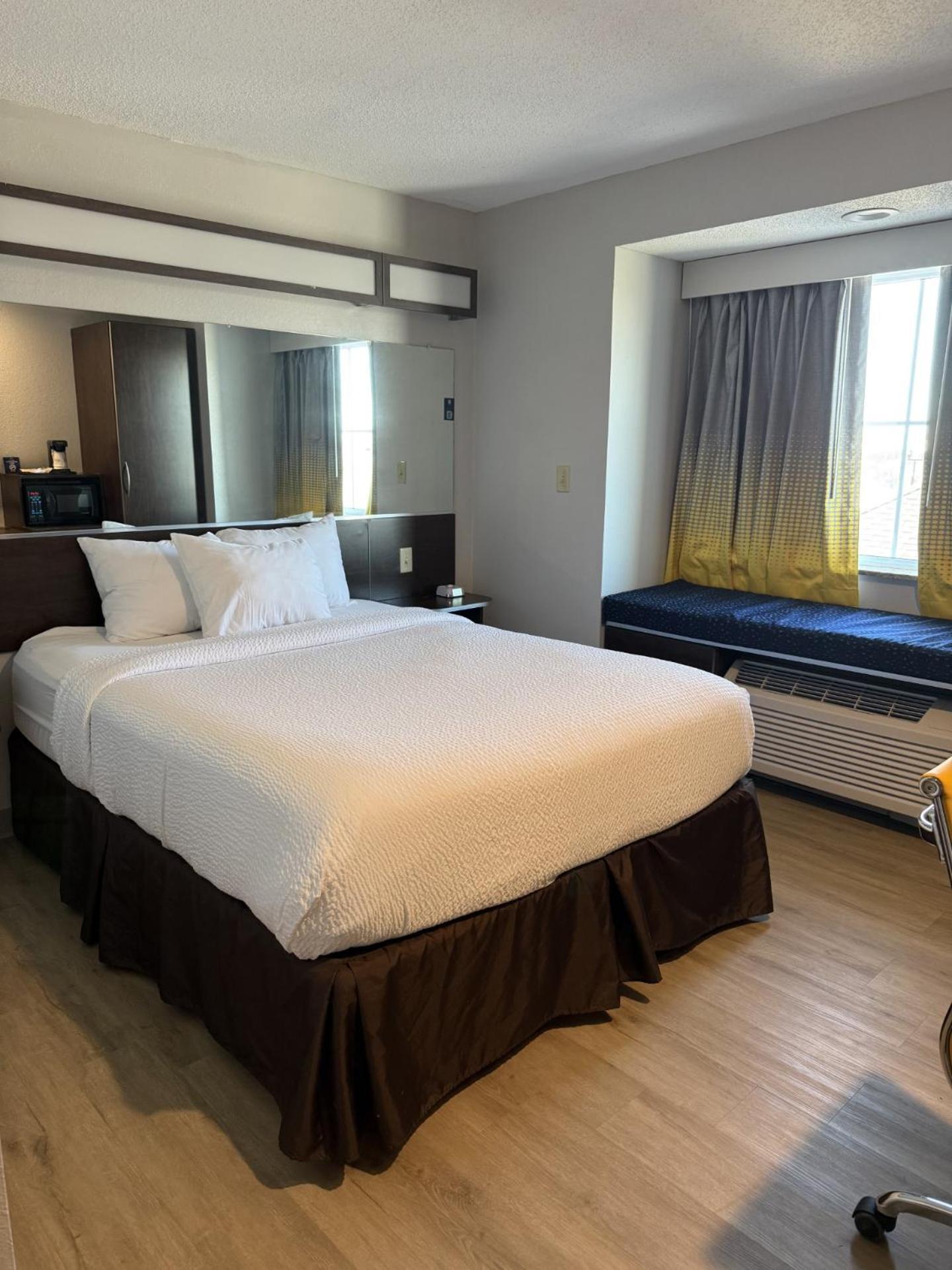 Microtel Inn & Suites By Wyndham Wheeling At The Highlands Triadelphia Экстерьер фото
