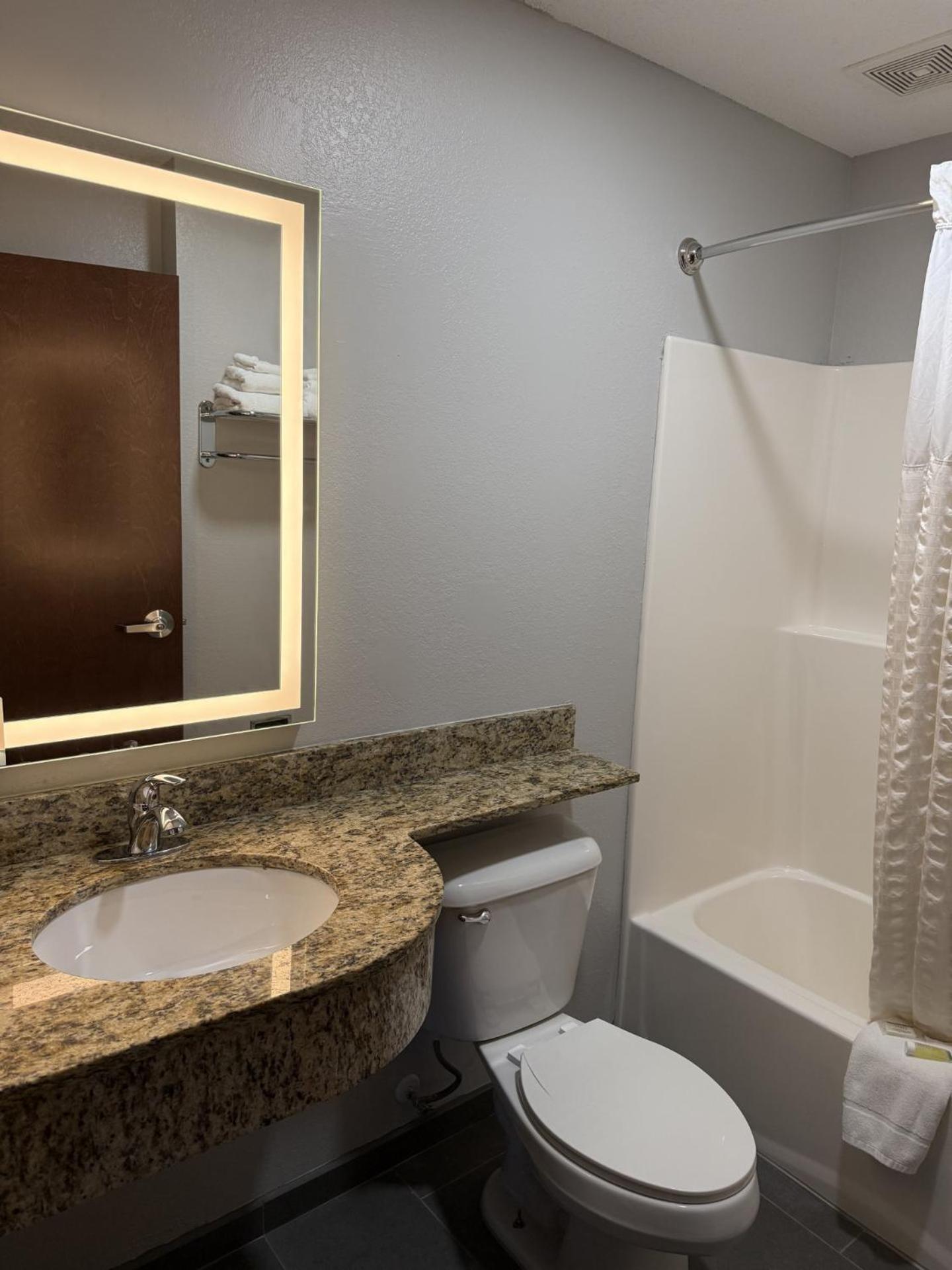 Microtel Inn & Suites By Wyndham Wheeling At The Highlands Triadelphia Экстерьер фото
